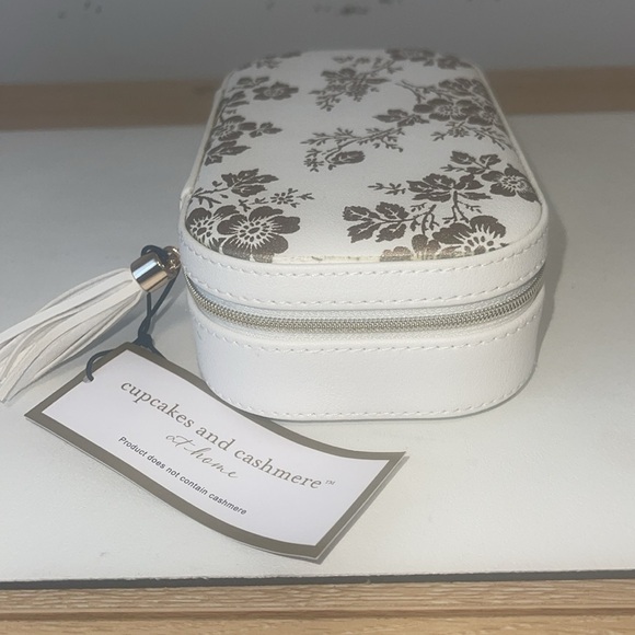 Cupcakes and cashmere at home travel jewelry box - Picture 5 of 7